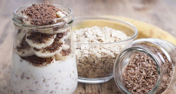 Joghurt mit Leinsamen, Haferflocken und Bananen.