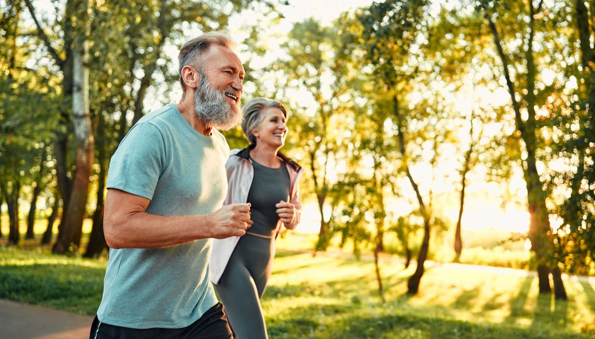 Paar 50+ beim Jogging im Wald