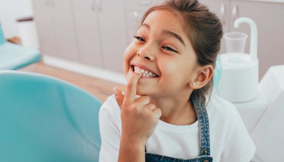 Karies kommt bei Kindern häufig schon bei den Milchzähnen vor.