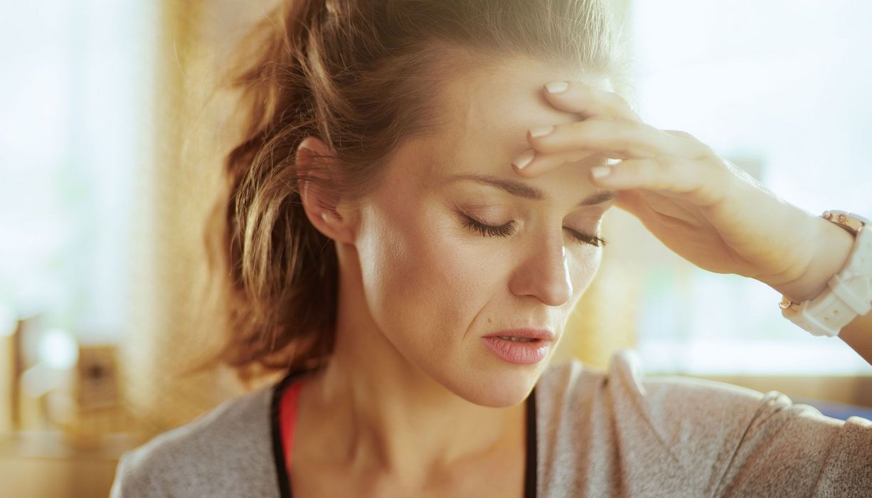 Plötzlicher Schwindel und Kopfschmerzen gehören zu den häufigen Symptomen eines Schlaganfalls.