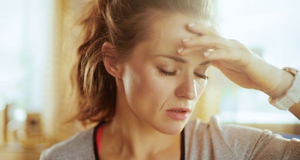 Plötzlicher Schwindel und Kopfschmerzen gehören zu den häufigen Symptomen eines Schlaganfalls.