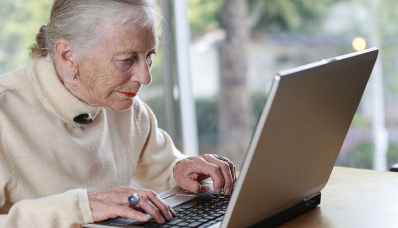 Seniorin vor Computer