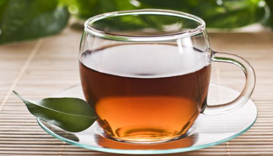 Glastasse mit grünem Tee