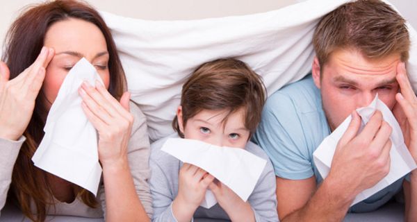 Mutter, Kind, Vater auf dem Bauch liegend, die Nasen putzend