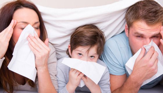 Mutter, Kind, Vater auf dem Bauch liegend, die Nasen putzend