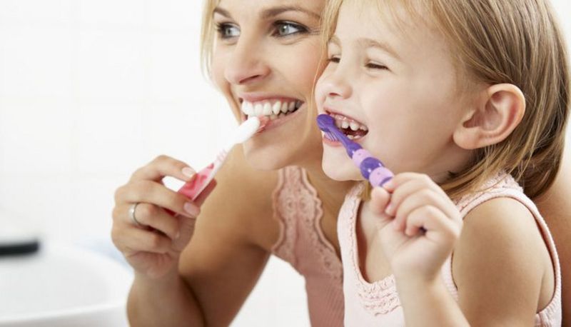 Fluorid stärkt die Zähne und sollte in einer Zahnpasta nicht fehlen.