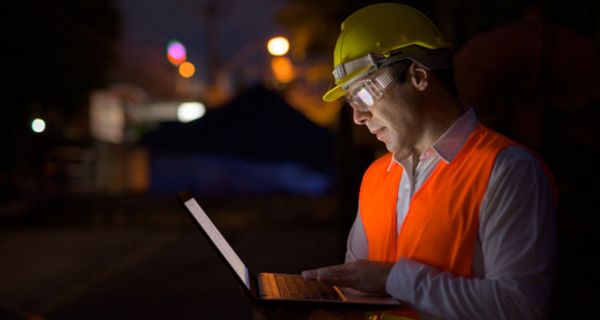 Arbeiten in der Nachtschicht bringt den natürlichen Rhythmus des Körpers durcheinander und erzeugt dadurch Stress.