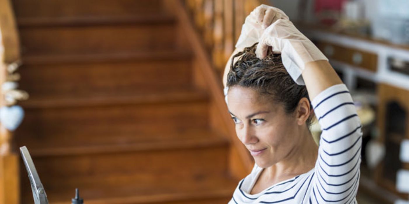 Frauen, die sich zu Hause ihre Haare färben, haben kein höheres Risiko für Krebs.