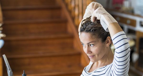 Frauen, die sich zu Hause ihre Haare färben, haben kein höheres Risiko für Krebs.