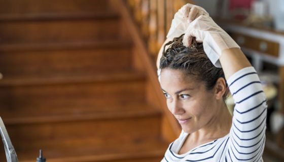 Frauen, die sich zu Hause ihre Haare färben, haben kein höheres Risiko für Krebs.