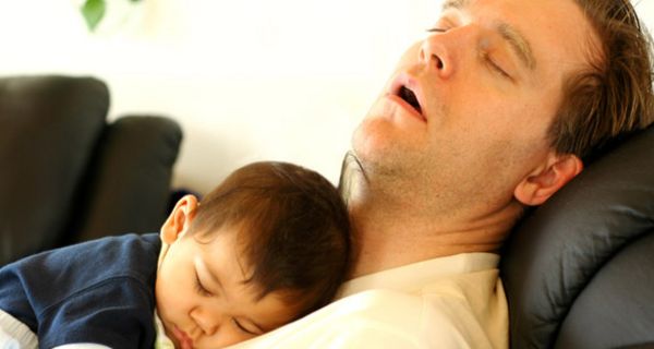 Schlafender Vater mit Säugling