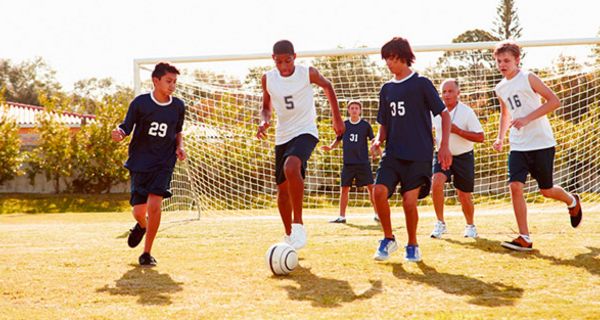 Die meisten Jungs haben Spaß am Fußball. Noch dazu ist der Sport für sie gesund.