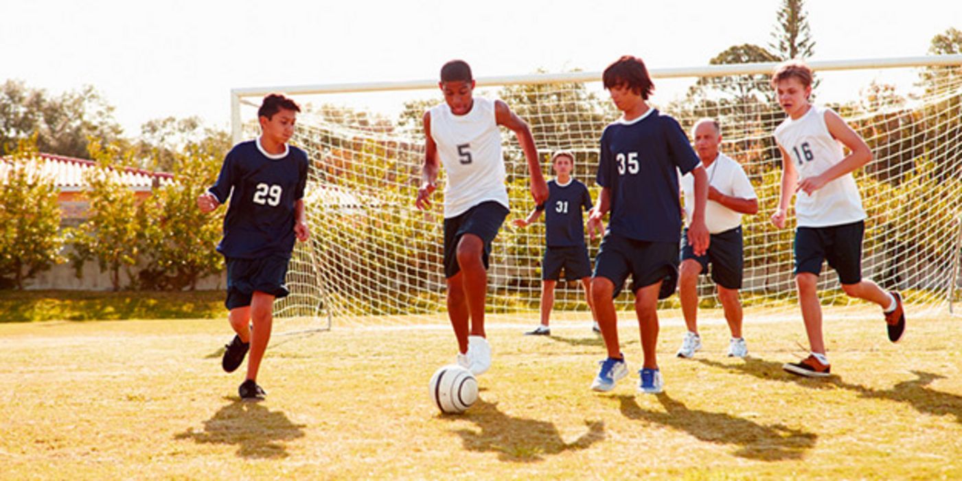 Die meisten Jungs haben Spaß am Fußball. Noch dazu ist der Sport für sie gesund.