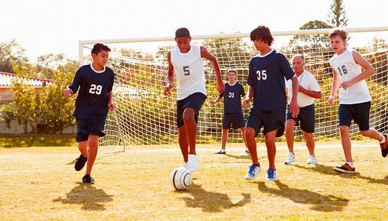 Die meisten Jungs haben Spaß am Fußball. Noch dazu ist der Sport für sie gesund.