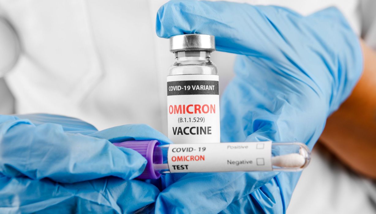 Wissenschaftler hält eine Dosis eines speziellen Omikron-Impfstoffs in den Händen.