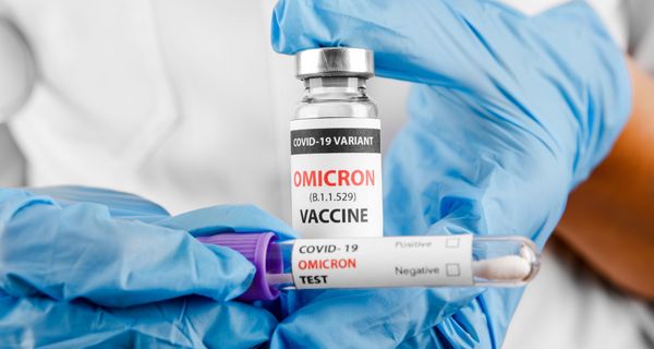 Wissenschaftler hält eine Dosis eines speziellen Omikron-Impfstoffs in den Händen.