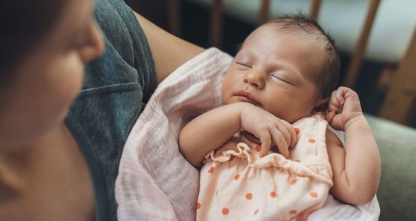 Mutter, hält ihr Baby im Arm.