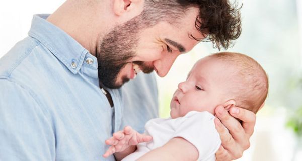 Väter, die im Kreißsaal dabei sind, kümmern sich später mehr um ihre Kinder.