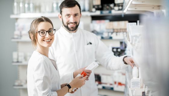 Apothekerin und Apotheker in der Offizin.