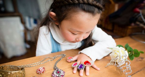 Modeschmuck ist oft mit Blei und Cadmium belastet.