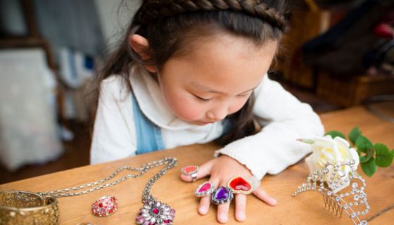 Modeschmuck ist oft mit Blei und Cadmium belastet.