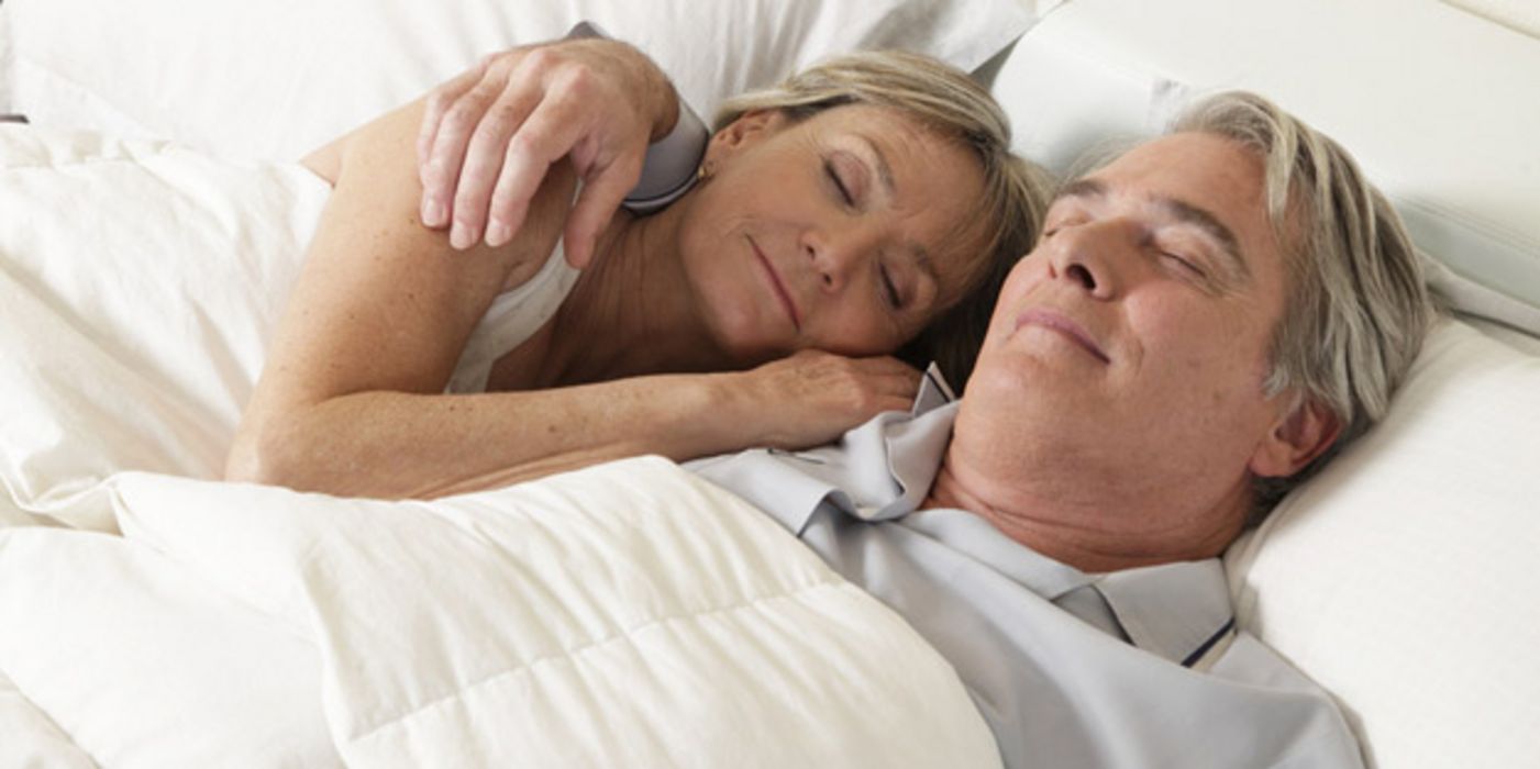 Seniorenpaar schlummert friedlich in einem Bett