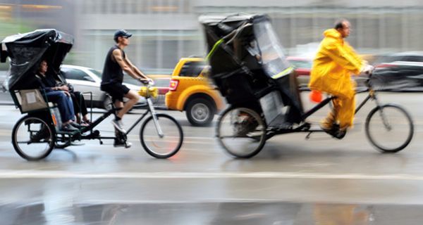 Spezielle Senioren-Rikschas werden von ehrenamtlichen Fahrern gelenkt. 