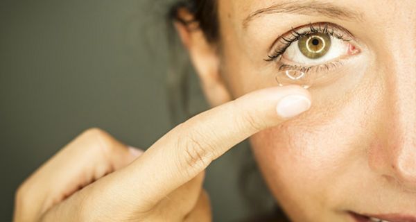 Weiche Kontaktlinsen können das Risiko für Pilzinfektionen erhöhen.