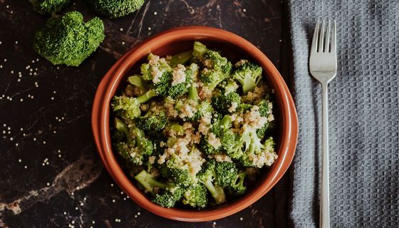 Teller mit Brokkoli und Quinoa.