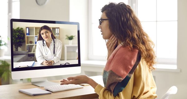 Frau hat Videogespräch mit ihrer Ärztin