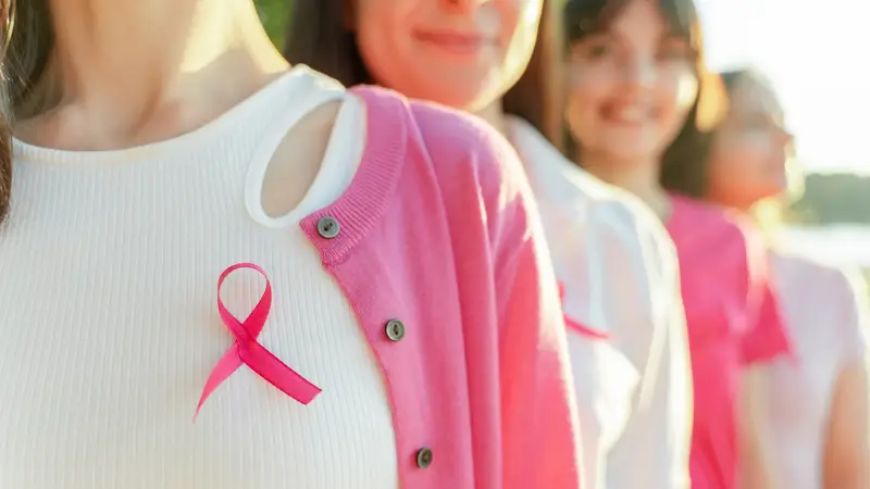 Junge Frauen mit rosa Brustkrebs-Schleife.
