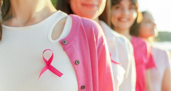 Junge Frauen mit rosa Brustkrebs-Schleife.