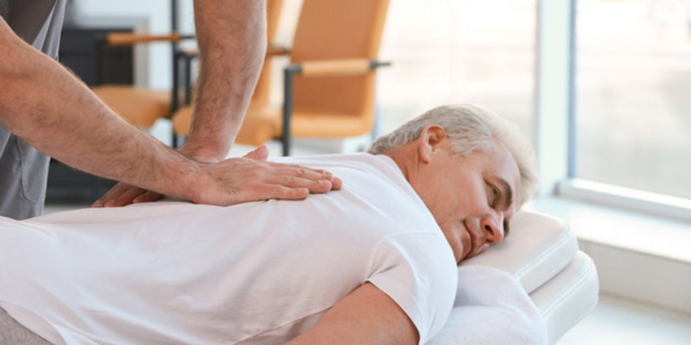 Bei Rückenschmerzen helfen alternative Therapien.