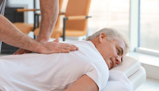 Bei Rückenschmerzen helfen alternative Therapien.
