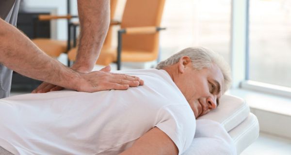 Bei Rückenschmerzen helfen alternative Therapien.