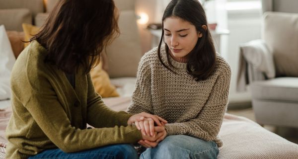 Mutter tröstet Teenager-Tochter.