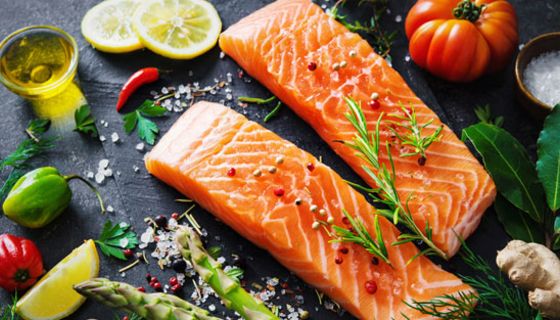 Lachs gehört zu den Fischen, die einen hohen Gehalt an Omega-3-Fettsäuren aufweisen.