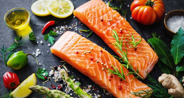 Lachs gehört zu den Fischen, die einen hohen Gehalt an Omega-3-Fettsäuren aufweisen.