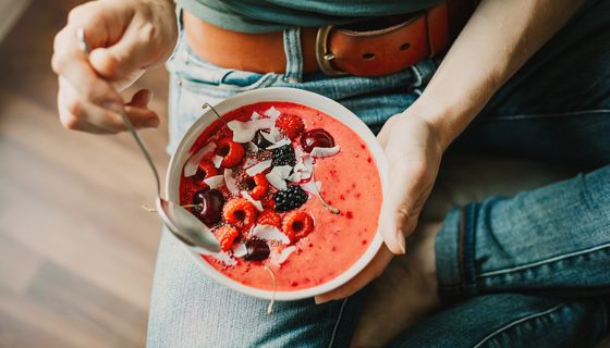Foto von Acai-Bowl mit Früchten.