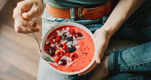 Foto von Acai-Bowl mit Früchten.