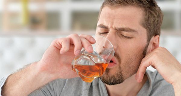 Wer abhängig von Alkohol ist, hat eine gestörte Impulskontrolle.