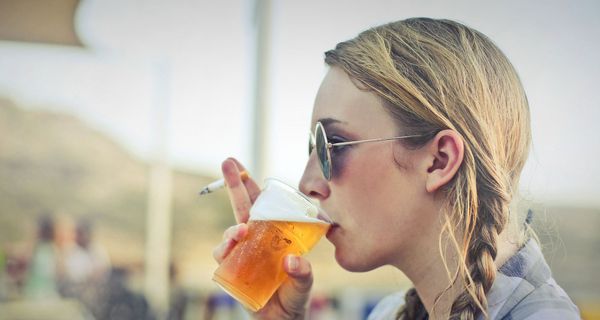 Alkohol und Nikotin führen auch bei jungen Menschen zu Arterienverkalkung.