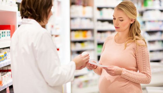 Viele gesetzliche Krankenkassen erstatten Schwangeren rezeptfreie Medikamente.