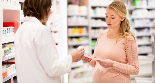 Viele gesetzliche Krankenkassen erstatten Schwangeren rezeptfreie Medikamente.