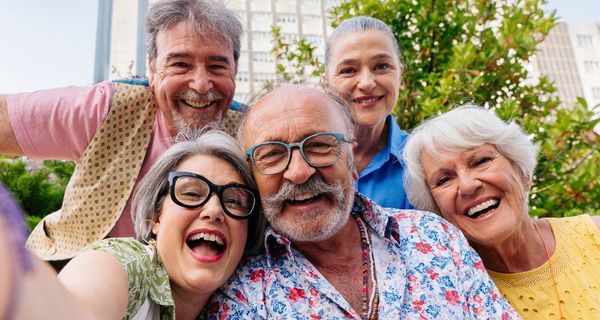 Gruppe von fröhlichen Menschen
