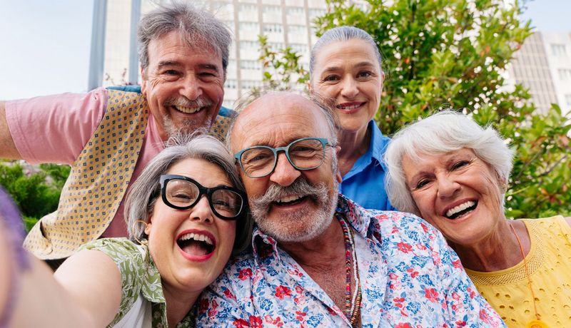 Gruppe von fröhlichen Menschen