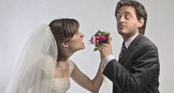 Braut und Bräutigam streiten sich.