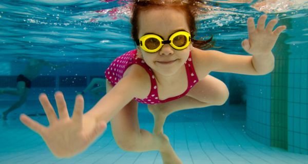 Mädchen mit Schwimmbrille unter Wasser