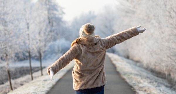 Frau in Winterlandschaft.