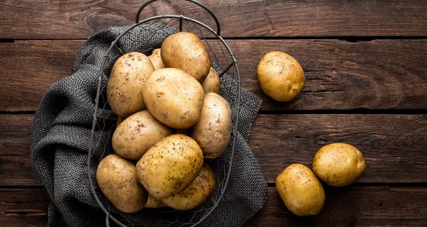 Kartoffeln auf dunklem Holz-Untergrund.